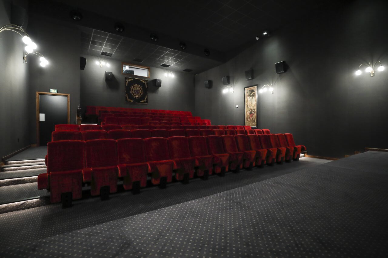 cinema borderouge Kleslo - Ugc Debroukère belgiqueur mesure de restaurant, Hall d'aceuil - Leader de fabrication de fauteuils cinéma, théâtre ... toulousev7