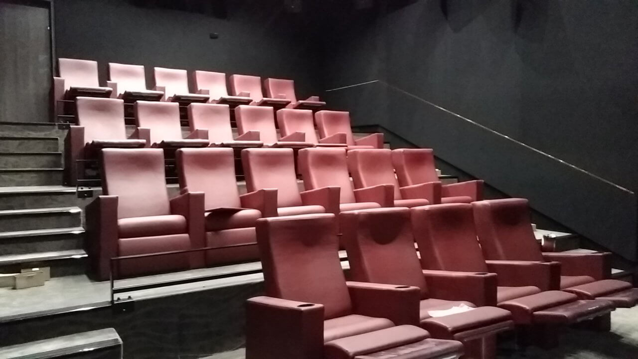 Kleslo - Banquette sur mesure de restaurant, Hall d'aceuil - Leader de fabrication de fauteuils cinéma, théâtre ... Cinéma Yvetot Noe les arches lumières v2