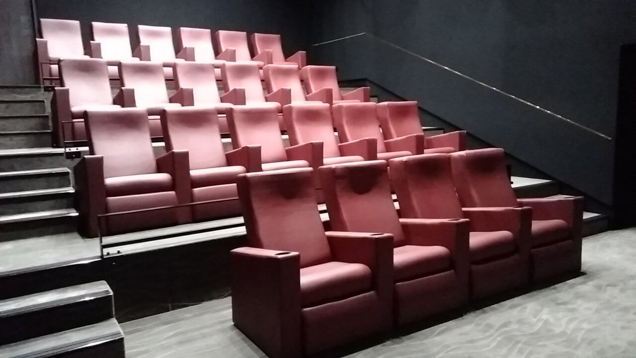 Kleslo - Banquette sur mesure de restaurant, Hall d'aceuil - Leader de fabrication de fauteuils cinéma, théâtre ... Cinéma Yvetot Noe les arches lumières v3